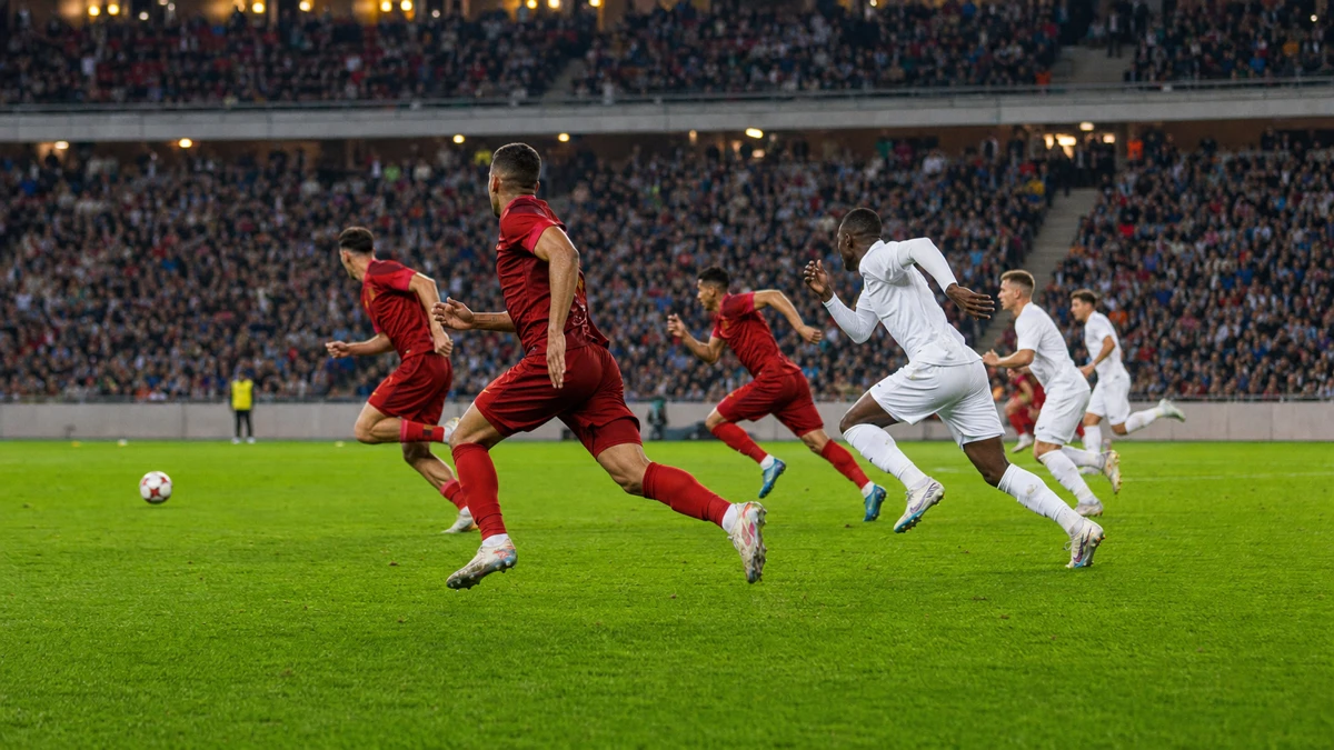 Spillsituasjon fra en fotballkamp i Europa League.
